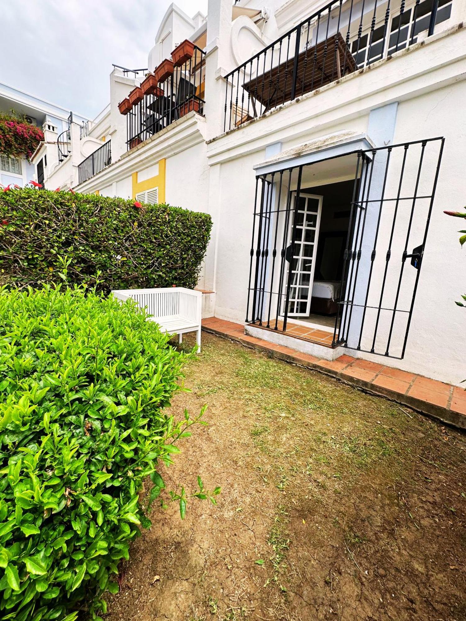 Aloha Pueblo, Garden , Rooftop View 3-storey Townhouse Appartement Marbella